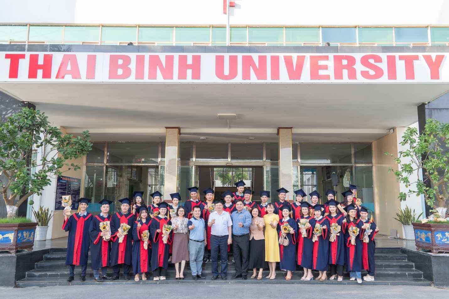 LỄ BẾ GIẢNG VÀ TRAO BẰNG TỐT NGHIỆP CHO SINH VIÊN ĐẠI HỌC LIÊN THÔNG CHÍNH QUY KHÓA 8 NGÀNH KẾ TOÁN